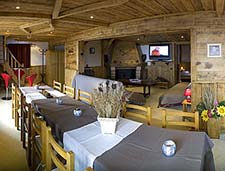 Wohnraum im Chalet direkt an der Piste